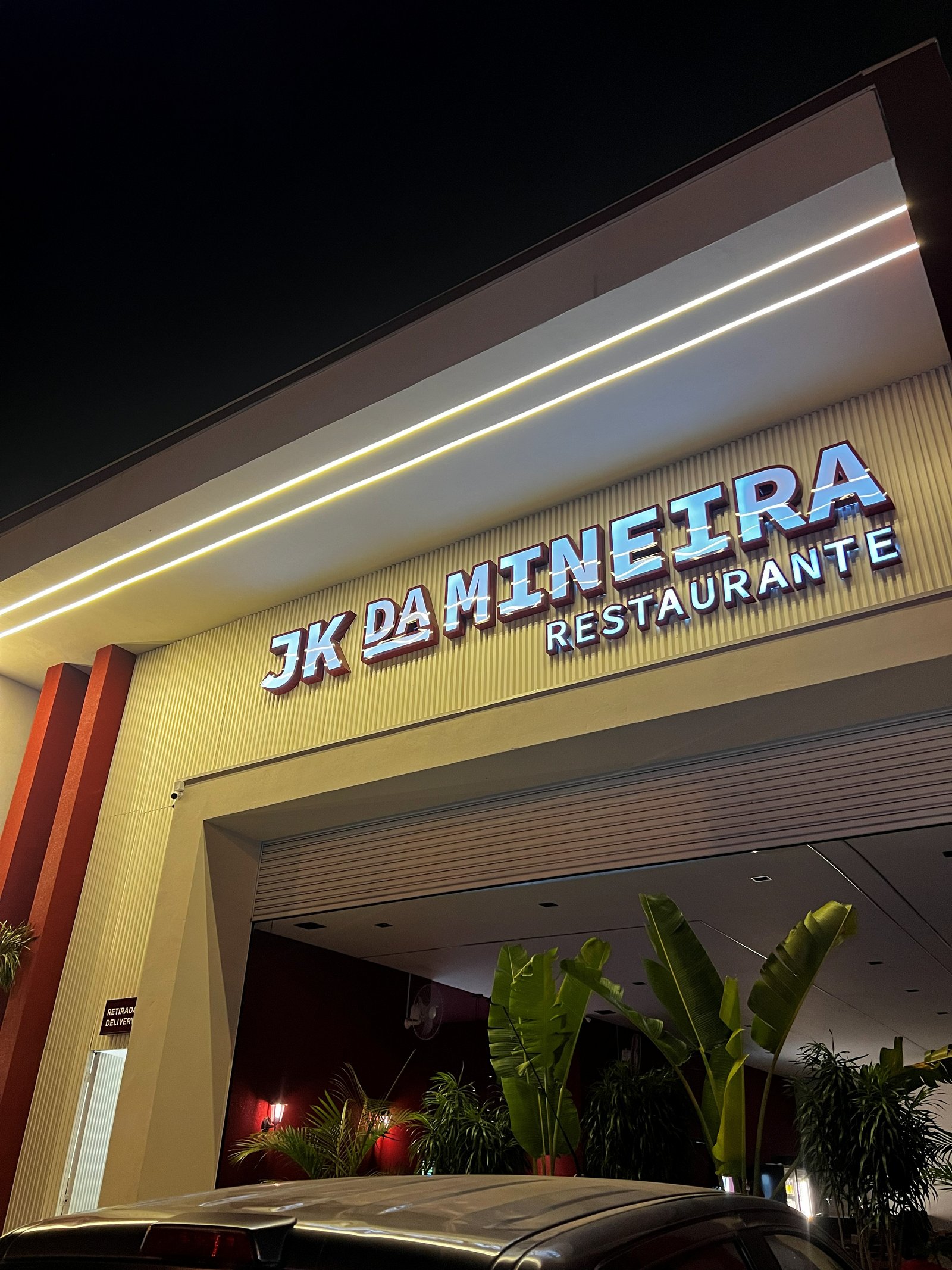 Fachada com letreiro iluminado da JK da Mineira Restaurante - Cemporcentofixo