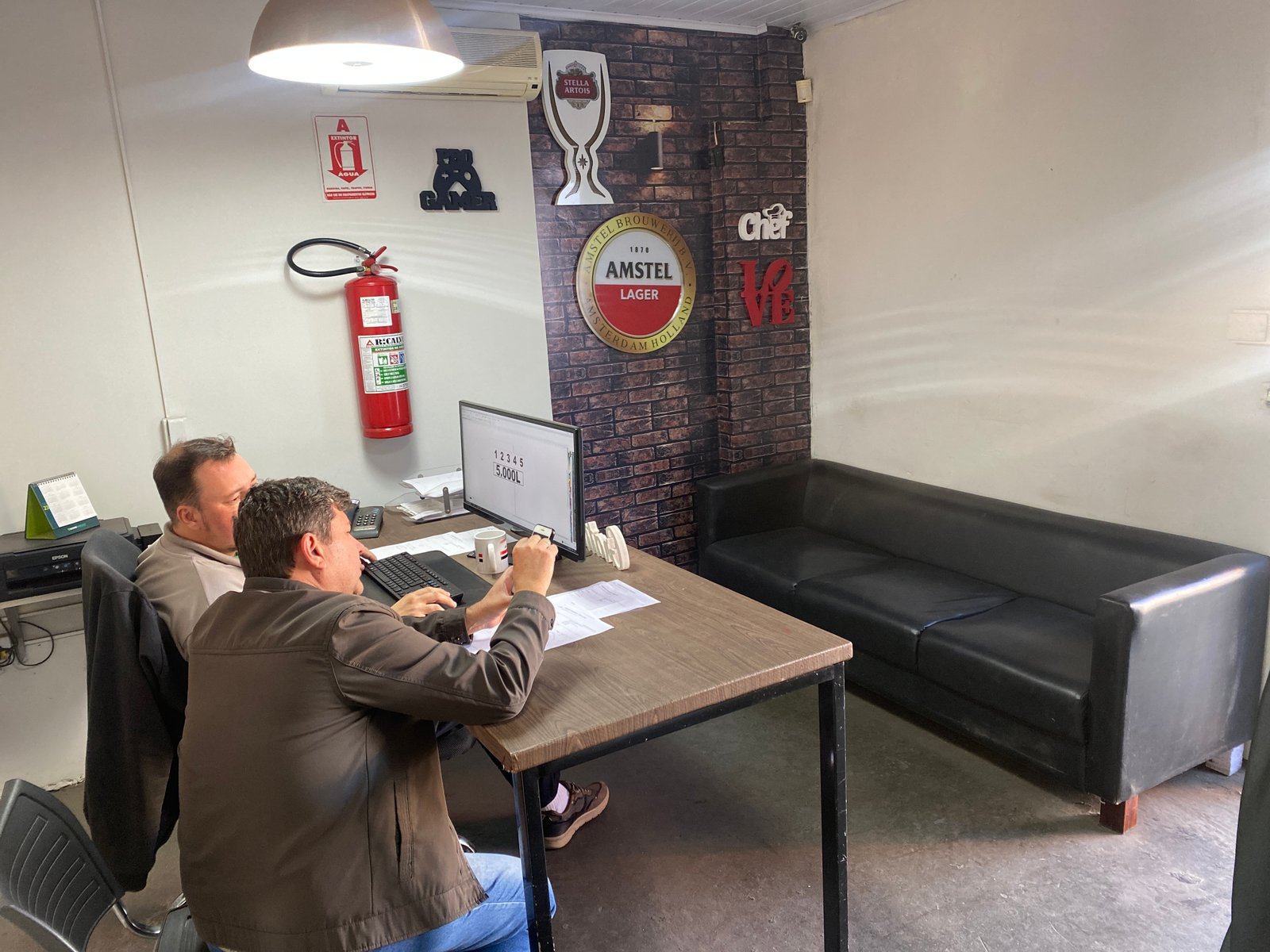 Equipe Cemporcentofixo em projeto de instalação