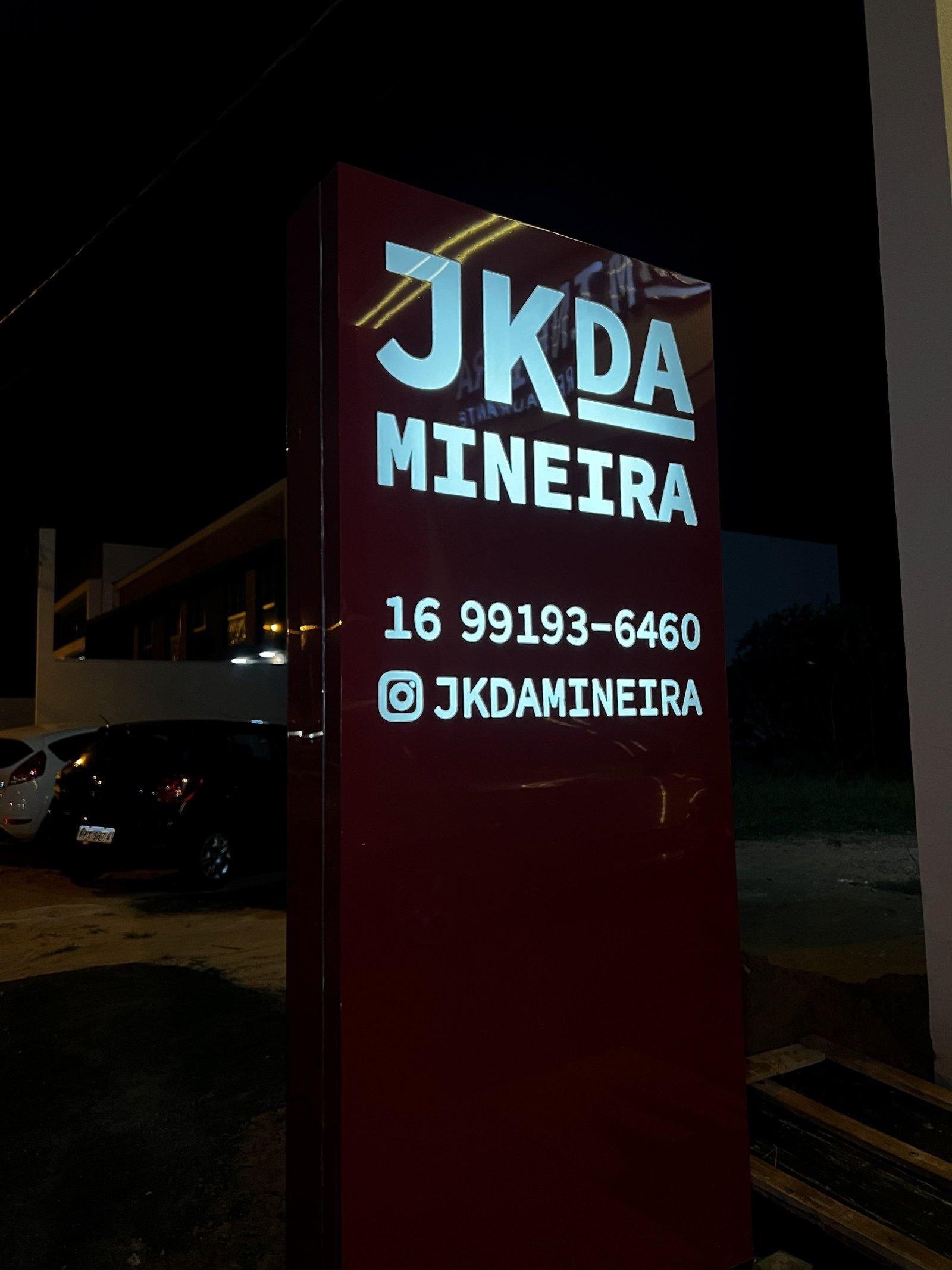 Totem e placa comercial